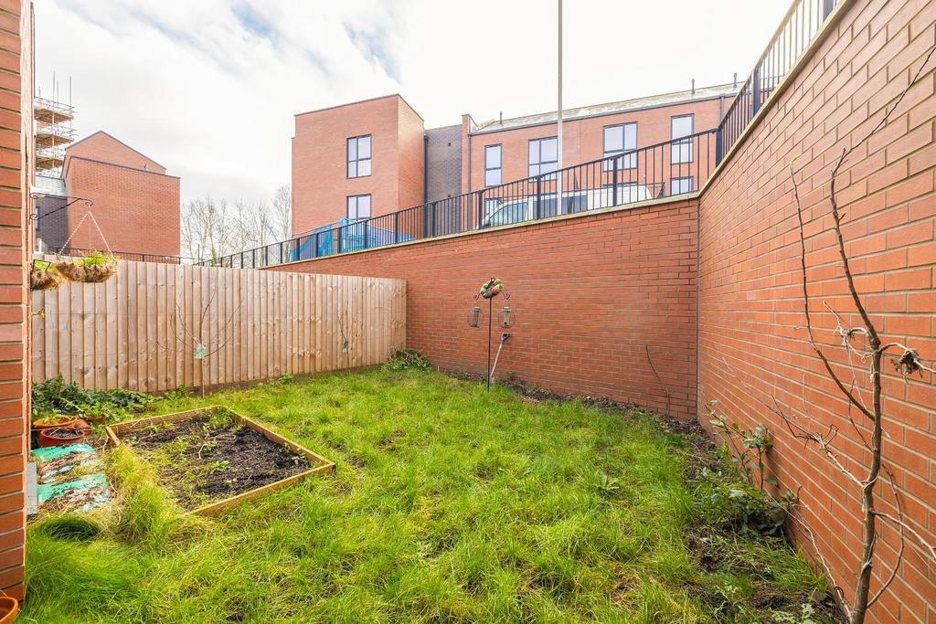 8 Carsons Road - 19.jpg