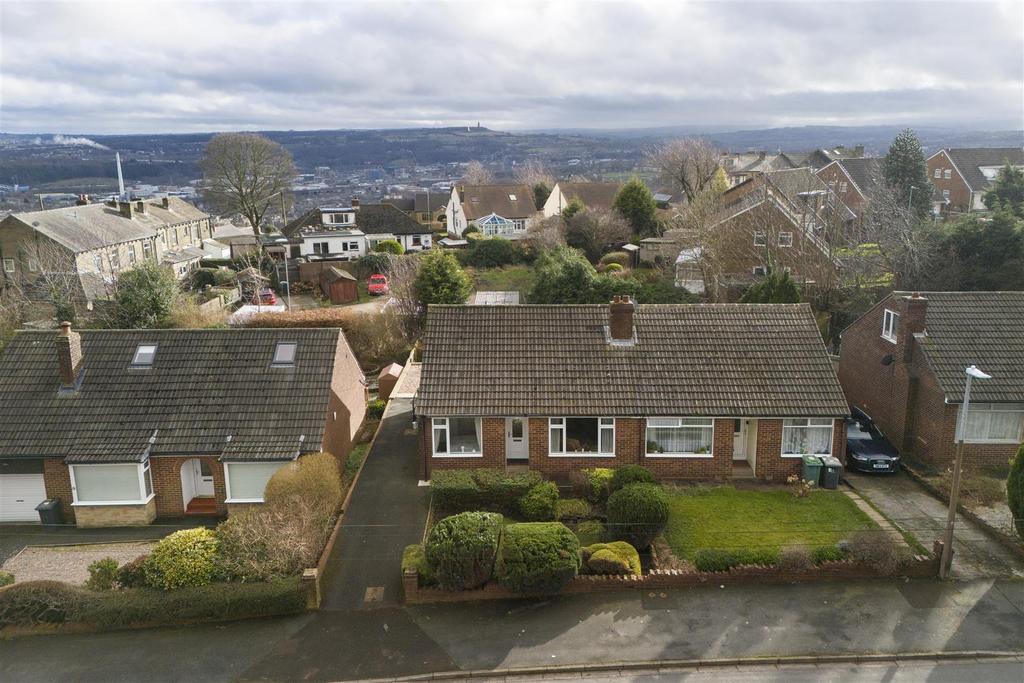 North Cross Road, Cowcliffe, Huddersfield 2 bed semidetached bungalow