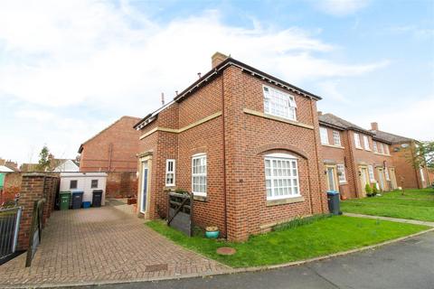 3 bedroom end of terrace house for sale, Bellingham Close, Thirsk