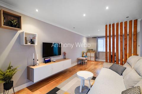 16 Wauthier Close, London, N13 5HU