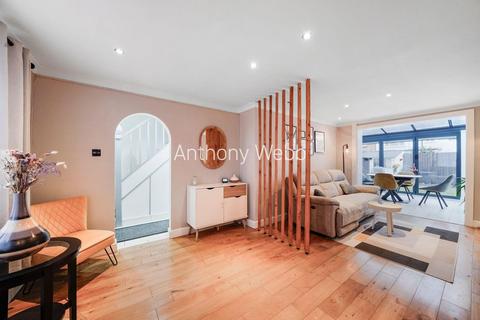 16 Wauthier Close, London, N13 5HU