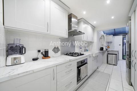 16 Wauthier Close, London, N13 5HU