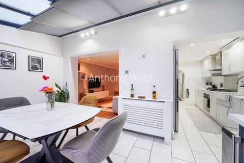 16 Wauthier Close, London, N13 5HU