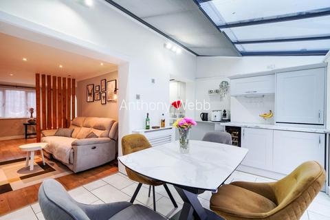 16 Wauthier Close, London, N13 5HU