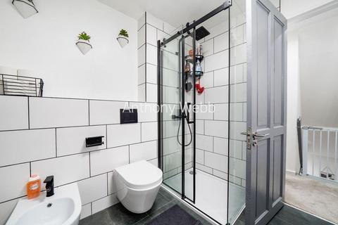 16 Wauthier Close, London, N13 5HU