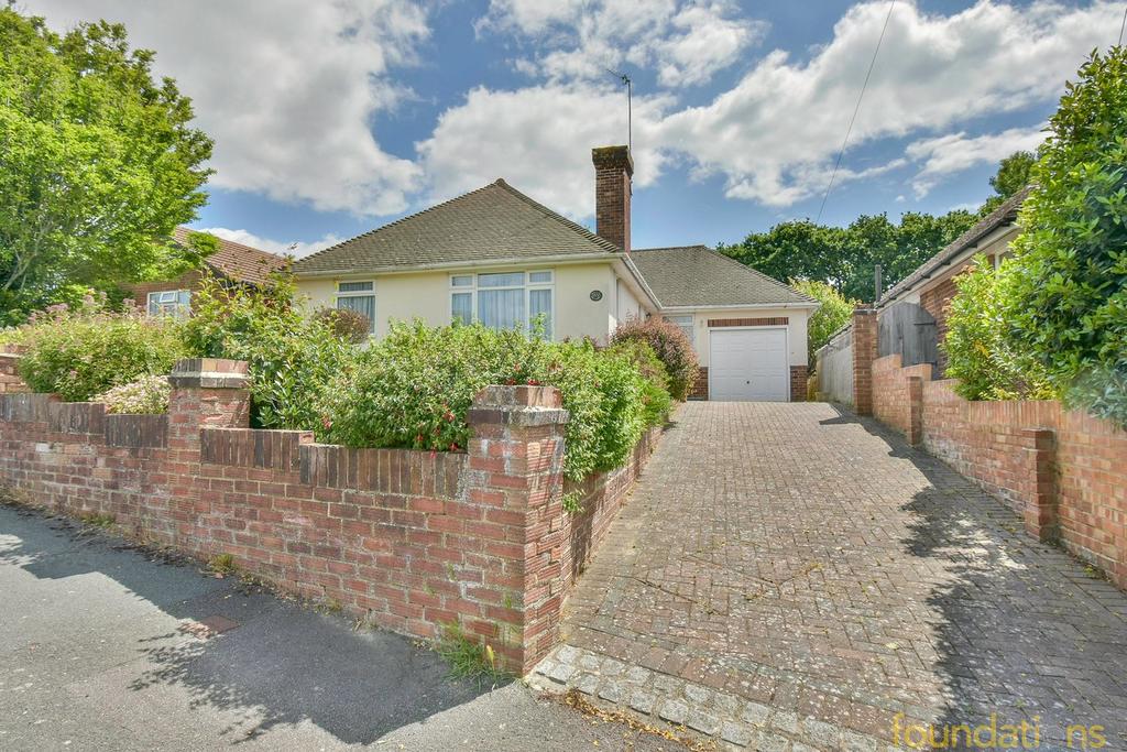 St Peters Crescent, BexhillonSea, TN40 3 bed detached bungalow for