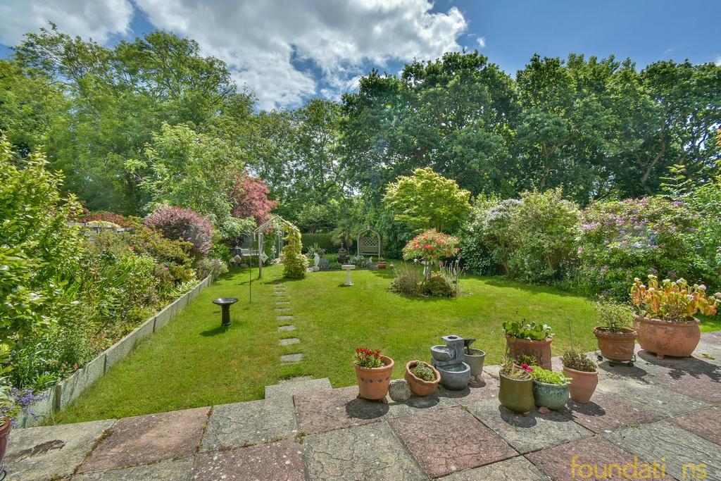 St Peters Crescent, BexhillonSea, TN40 3 bed detached bungalow for