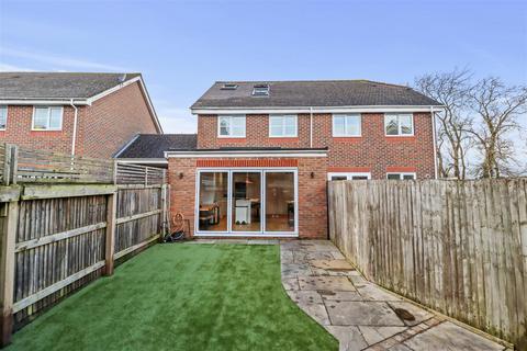 4 bedroom semi-detached house for sale, Cuckmere Close, Hailsham