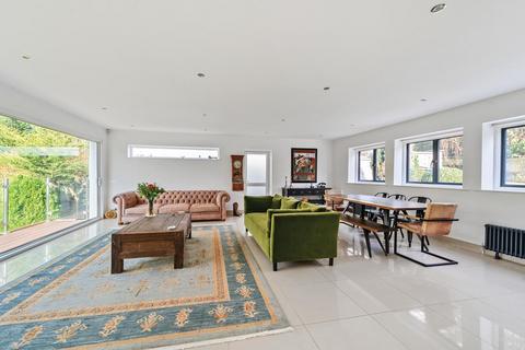 4 Fallowfield, Stanmore, HA7 3DF