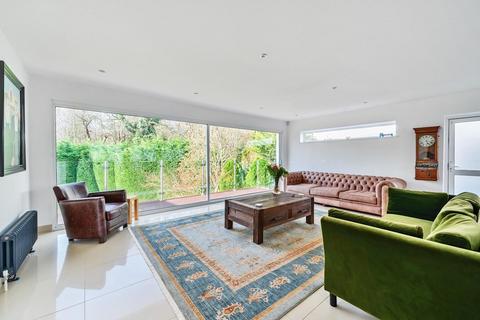 4 Fallowfield, Stanmore, HA7 3DF