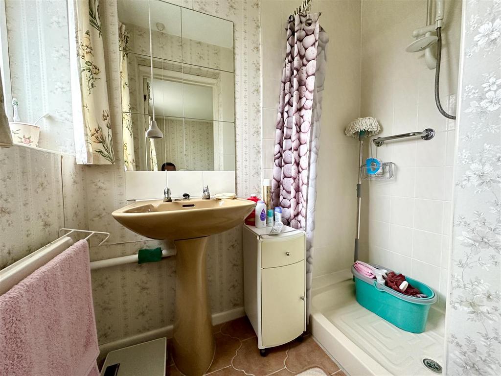 En suite shower.JPEG