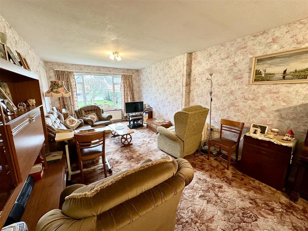 Spacious lounge.JPEG