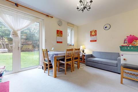 2 bedroom ground floor flat to rent, Grange Grove