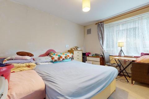 2 bedroom ground floor flat to rent, Grange Grove