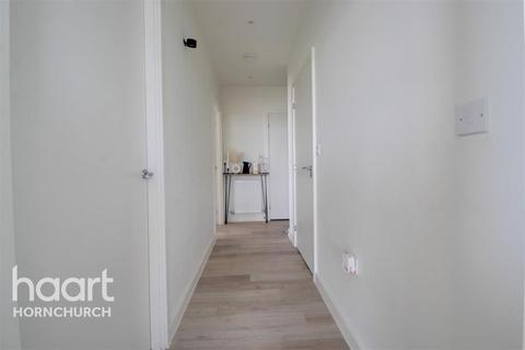2 bedroom flat to rent, Winterberry Court, RM11