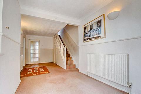 2 bedroom bungalow for sale - Carr Manor Road, Leeds, West Yorkshire, LS17 5DW