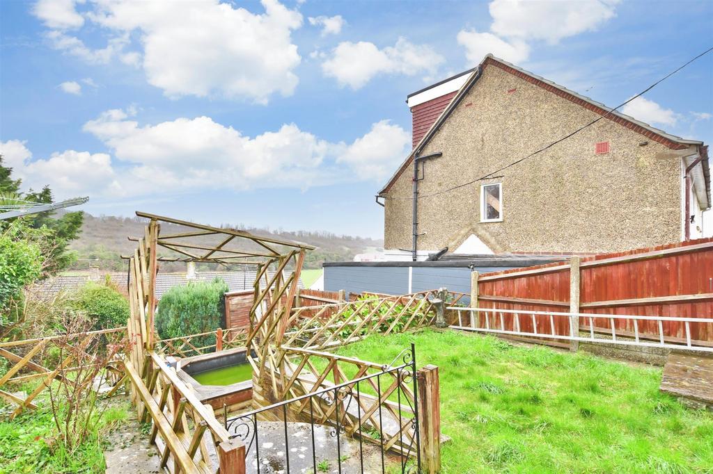 Wayfield Road, Chatham, Kent 3 bed semidetached house for sale £300,000