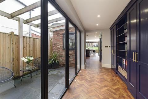 6 Roper Road, Canterbury, CT2 7EH