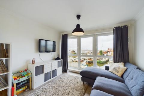 2 bedroom apartment for sale - Fisgard Court, Admirals Way, Gravesend, Kent, DA12