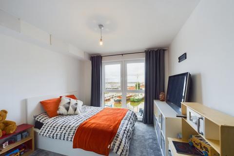 2 bedroom apartment for sale, Fisgard Court, Admirals Way, Gravesend, Kent, DA12