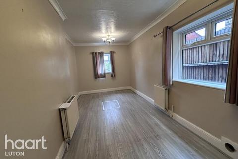 4 bedroom detached house to rent, Strathmore Avenue, Luton