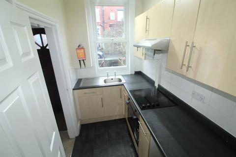 2 bedroom terraced house to rent, Trelawn Street, Headingley