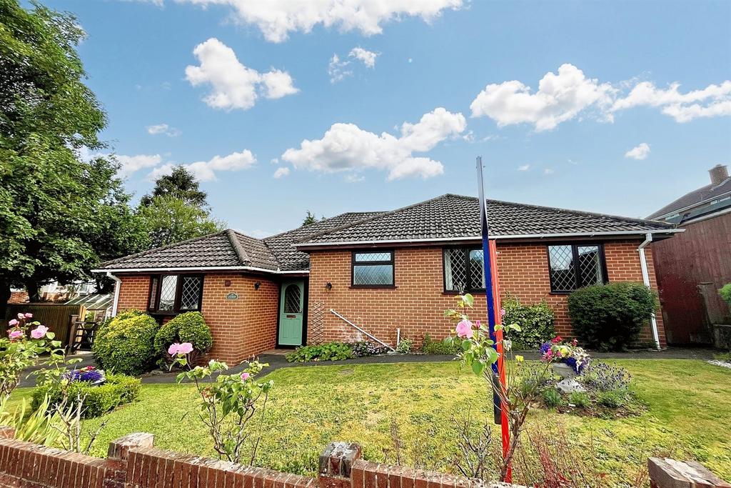 Corfe Mullen 4 bed detached bungalow for sale £525,000