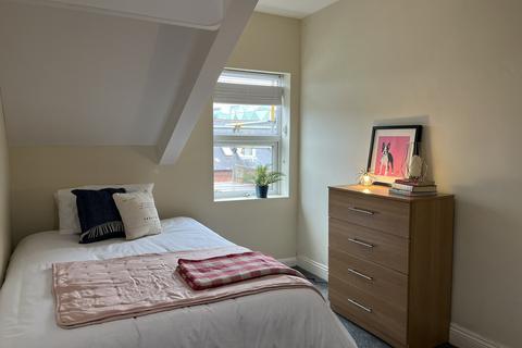 1 bedroom in a house share to rent, 9 Headingley Avenue, Headingley, Headingley, Leeds, LS6 3EP