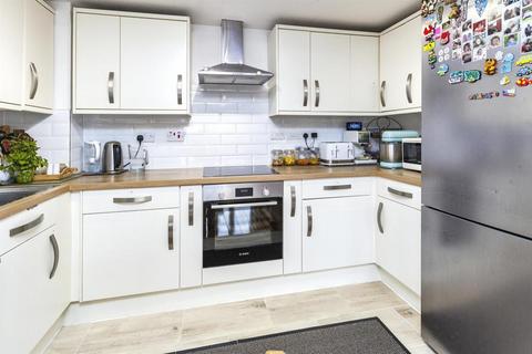 2 bedroom flat for sale, Bath Road, Slough, SL1
