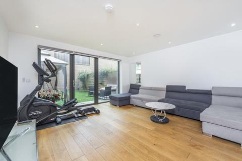 4 bedroom terraced house to rent, Rennie Street, London