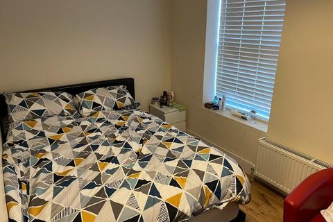 3 bedroom flat to rent, Catford Hill, London SE6