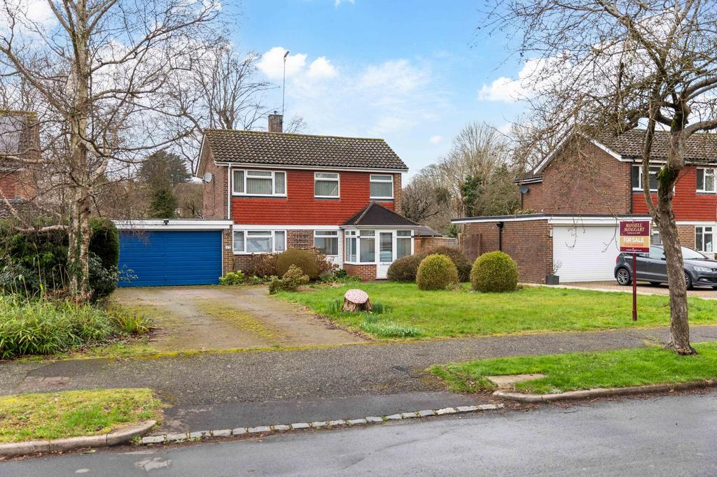 Blackthorns, Lindfield, RH16 4 bed detached house £850,000