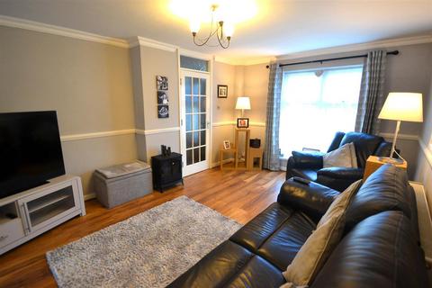 9 Ruscombe Way, Feltham, TW14 9NY
