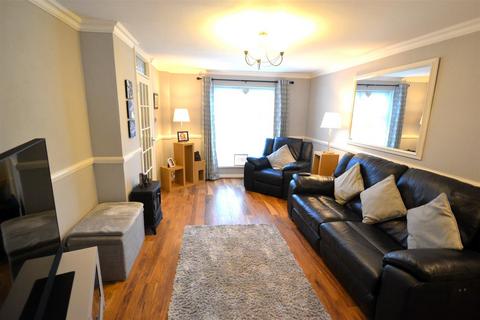 9 Ruscombe Way, Feltham, TW14 9NY