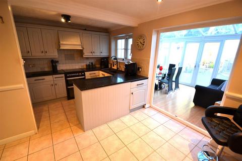 9 Ruscombe Way, Feltham, TW14 9NY