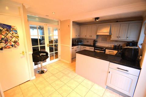 9 Ruscombe Way, Feltham, TW14 9NY