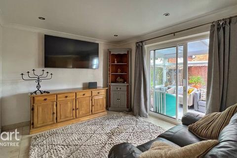 17 Brooklands Rise, Brantham, Manningtree, CO11 1TU