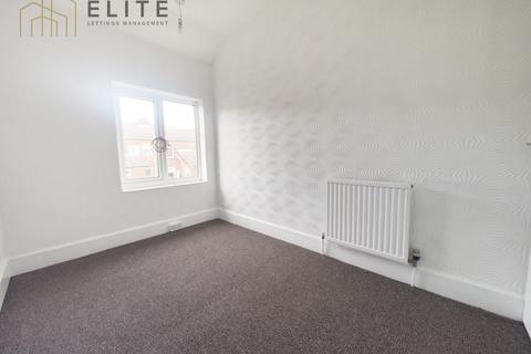 3 bedroom terraced house to rent, St. Helens Place, Castleford WF10