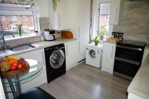 2 bedroom maisonette for sale - Kent Close, Staines-upon-Thames, TW18