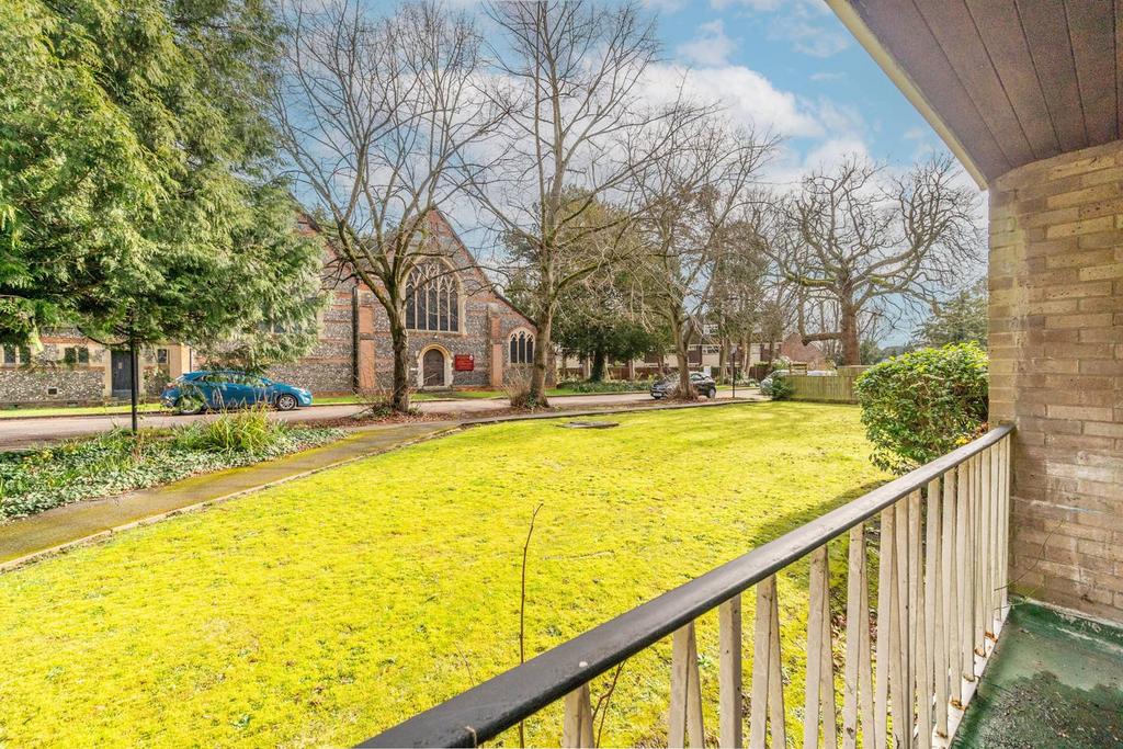 Westfield Park, Hatch End, Pinner, HA5 2 bed flat for sale £375,000