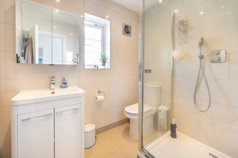 4 bedroom semi-detached house for sale - Broad View, Kingsbury, London, NW9