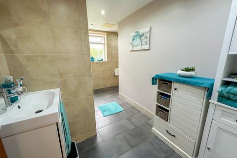 6 Wharf Road, Wraysbury, Staines-upon-thames, TW19 5JQ