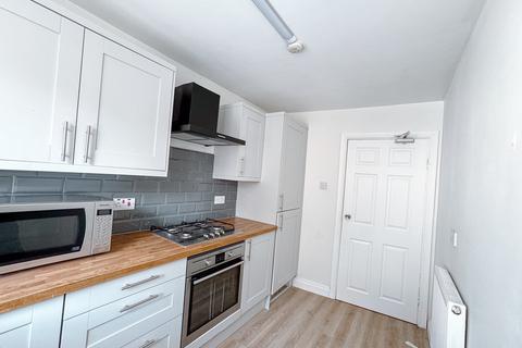 3 bedroom flat to rent, Tennyson Street, The Arboretum