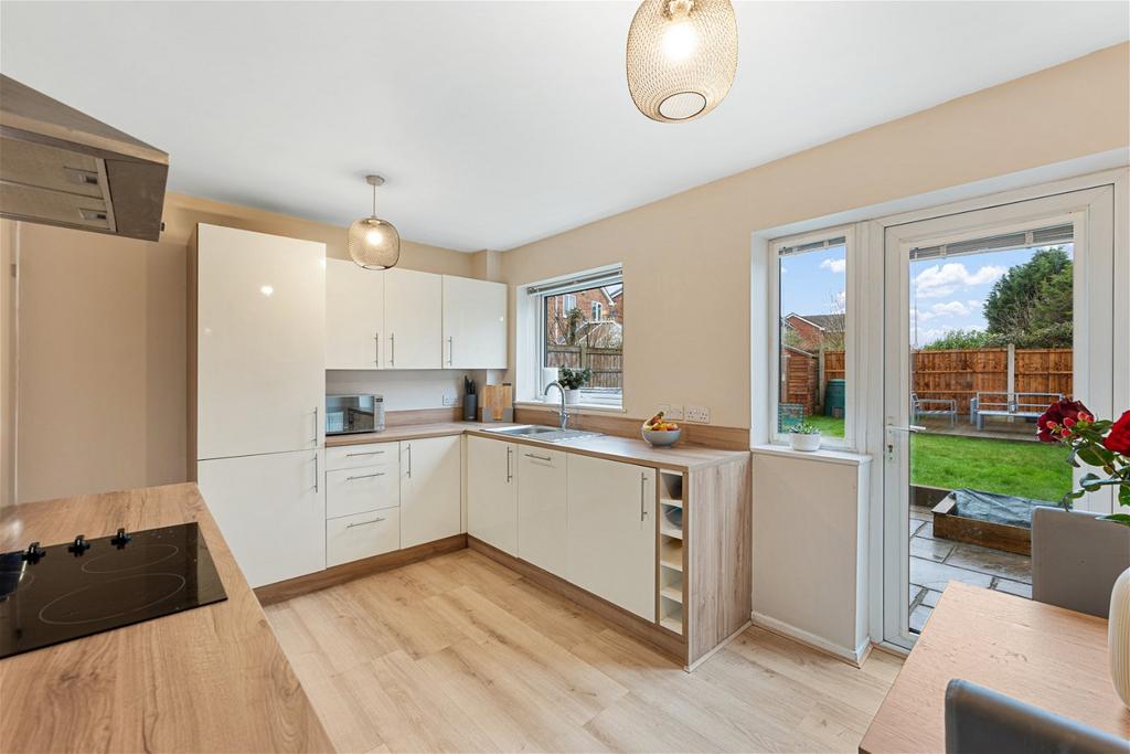 Shackleton Close, Nottingham, Nottinghamshire, NG8 6PJ 2 bed semidetached house for sale £185,000