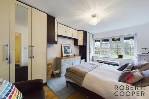 46 The Glen, Northwood, HA6 2UR