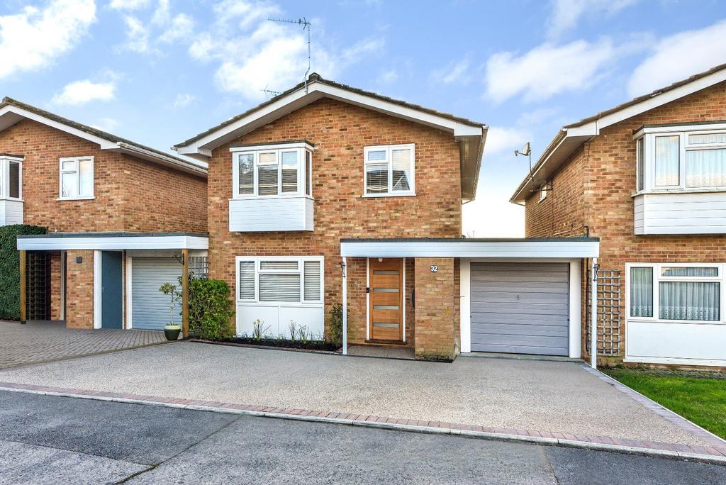 Stonehouse Road, Liphook, Hampshire 4 bed link detached house for sale