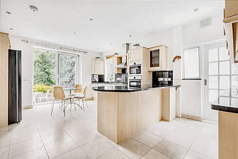 House in Bromley - View 5