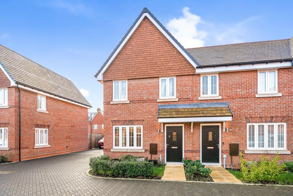 Maple Road, Cranleigh, GU6 2 bed end of terrace house for sale £400,000