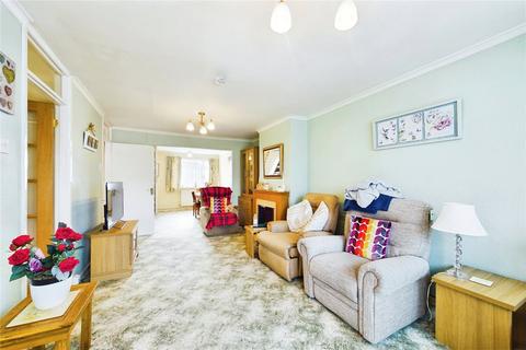 3 bedroom semi-detached house for sale - Swains Close, Tadley, Hampshire, RG26