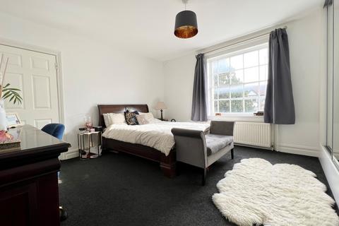 2 bedroom flat to rent, Thurlby House, Chigwell Road, Woodford Green, IG8